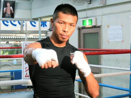 拳を突き出す内山高志