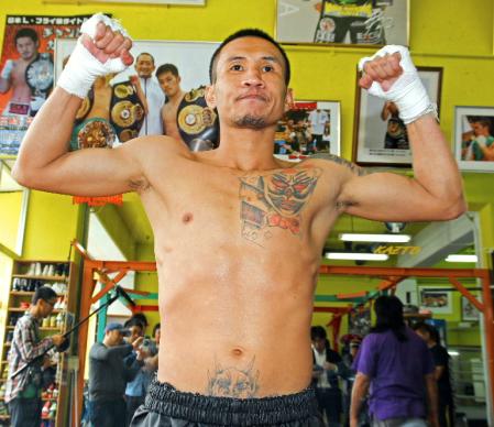 笑顔でポーズをとるウィサヌ・ゴーキャットジム＝井岡ジム（撮影・棚橋慶太）