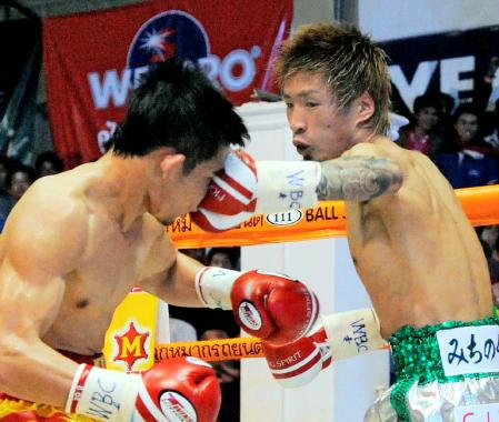 　２回、シーサケット・ソールンビサイ（左）にパンチを浴びせる佐藤洋太＝シーサケット（共同）