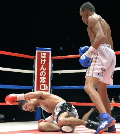 　８回、リボリオ・ソリスのパンチを浴び、ダウンする河野公平＝大田区総合体育館