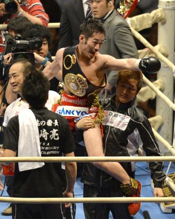 　宮崎亮は、井岡会長（右）らに抱えられ、ファンの声援に笑顔で応える（撮影・保田叔久）