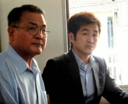 イジメ撲滅推進委員会設置の主旨を説明する井岡弘樹名誉会長（右）と金沢英雄会長＝西日本ボクシング協会＝