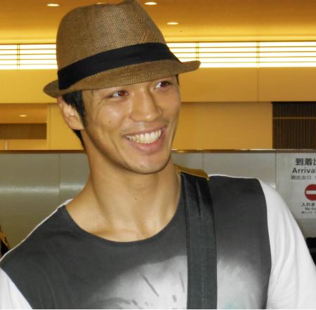 　練習先の米国から帰国した、ボクシング男子の五輪金メダリストでプロに転向した村田諒太＝羽田空港