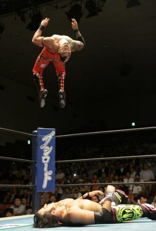 　バレッタにダブルローテーションムーンサルトを決めるリコシェ