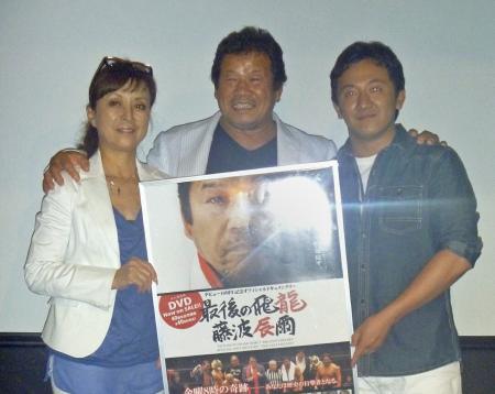 　２９日にエキシビション戦を行う藤波怜於南（右）と父の藤波辰爾（中央）、母・伽織さん