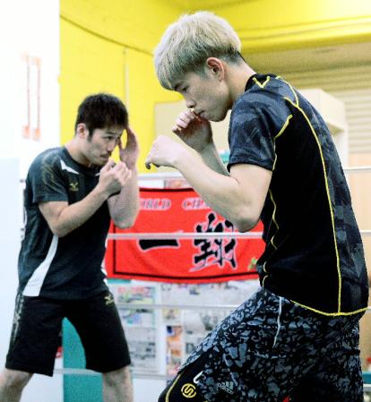 　初防衛後、本格的に始動したＷＢＡライトフライ級王者の井岡一翔（右）とミニマム級王者の宮崎亮＝大阪市