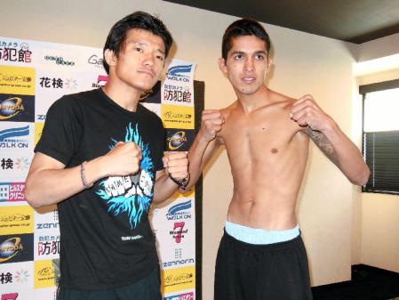 計量をパスした亀田大毅（左）とアーロン・ボバディージャ＝名古屋市内