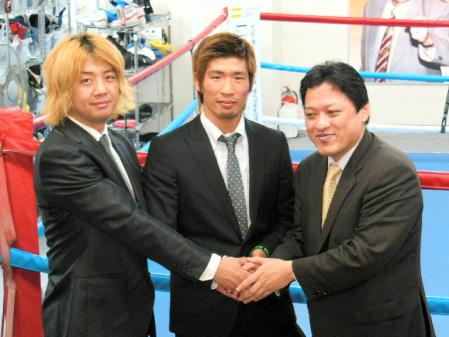 現役引退を発表した佐藤洋太（中央）と新井トレーナー（左）、金平会長