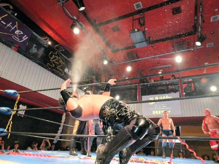 再生させた大阪プロレスの旧本拠地・道頓堀アリーナで水を吹くパフォーマンスを見せる空牙