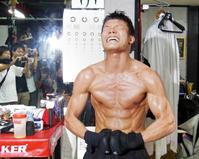 　鍛え上げられた肉体でポーズを決める亀田和毅