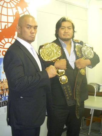 　全日本の現体制最終戦となる３０日・両国大会のメーンで３冠戦を行う王者・諏訪魔（右）と挑戦者の秋山準