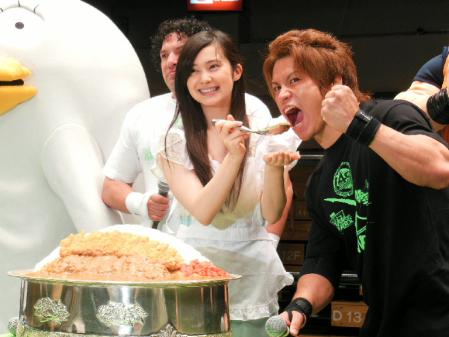 市道真央（左）にカレーを食べさせてもらう石森太二＝東京都文京区の後楽園ホール