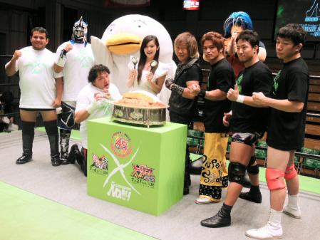 カツカレーを囲む市道（左から４人目）とノア所属レスラー＝東京都文京区の後楽園ホール