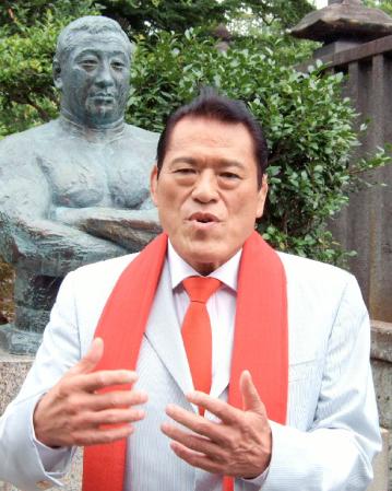 力道山の銅像の前で熱く語るアントニオ猪木氏＝東京大田区の池上本門寺