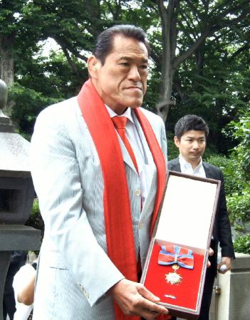 力道山の墓前に勲章を見せるアントニオ猪木