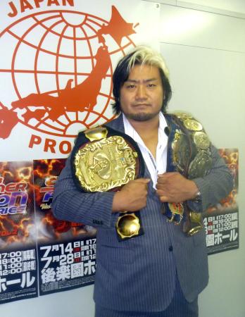 　新体制スタートの日、会見した３冠王者の諏訪魔