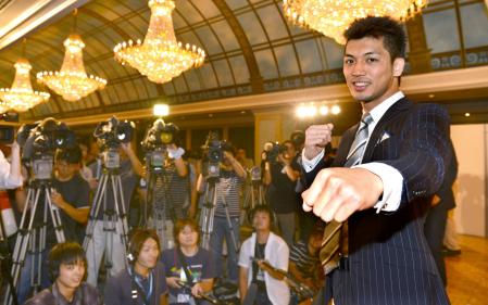 　大勢の報道陣の前で気合が入る村田諒太