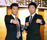 　プロデビュー戦が決まり、対戦相手の柴田明雄（右）とファイティングポーズをとる村田諒太