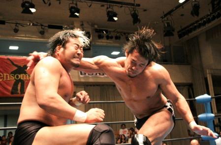 　諏訪魔（左）に袈裟斬りチョップをぶち込む、潮崎豪＝東京・後楽園ホール