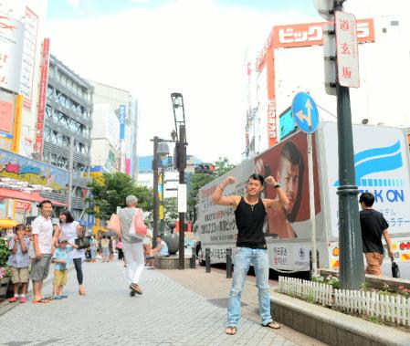 渋谷の街で世界戦をアピールする亀田興毅＝東京・渋谷（撮影・金田祐二）