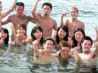 水着姿の女性ファンと一緒にポーズを取る井岡一翔（前列左）と宮崎（同右）