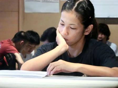 筆記テストに頭を悩ませる好川菜々