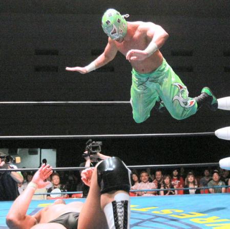 　トップロープから潮崎豪に飛び込むＳＵＳＨＩ