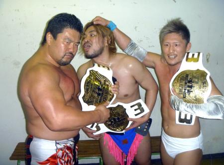 　ＫＯ‐Ｄ６人タッグ王座を獲得した（左から）佐々木健介、男色ディーノ、大石真翔組