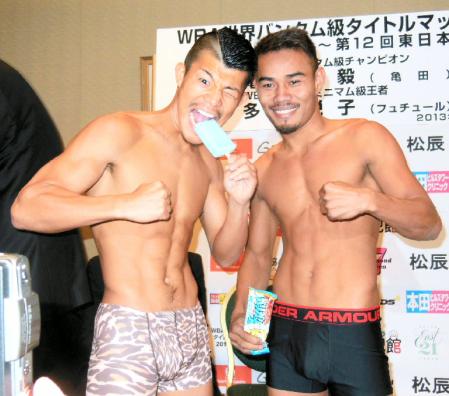 ガリガリ君に食らいつく亀田興毅（左）とアポリナリオ