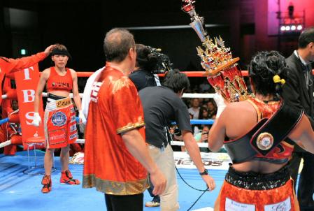 新王者・アナベル・オルティスを見つめる多田悦子（左）＝東京ビッグサイト（撮影・金田祐二）