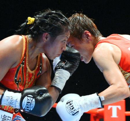 ８回、多田悦子の顔面に左アッパーを浴びせるアナベル・オルティス（左）＝東京ビッグサイト（撮影・金田祐二）