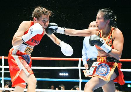 10回、アナベル・オルティス（右）の右ストレートを顔面に受ける多田悦子（撮影・金田祐二）