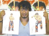 　１５周年を迎えた丸藤正道は漫画家・ゆでたまごに自身を描いてもらい感激の表情