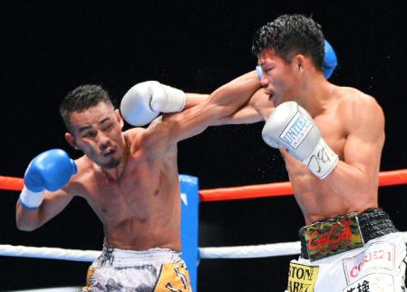 　８回、アポリナリオ（左）に右フックをヒットさせる亀田