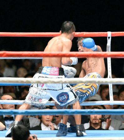 １２回、ジョン・マーク・アポリナリオ（右）から２度目のダウンを奪う亀田興毅＝東京ビッグサイト（撮影・開出　牧）