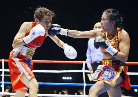 　１０回、アナベル・オルティス（右）の右ストレートを顔面に受ける多田悦子（撮影・金田祐二）