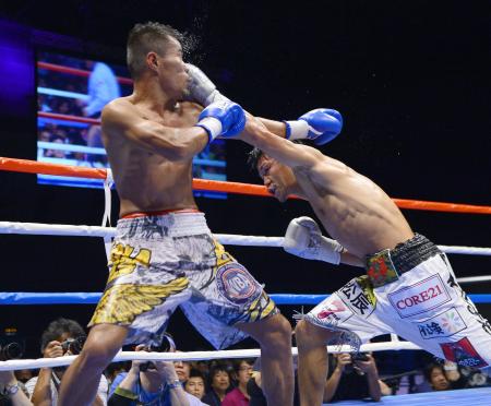 　１１回、ジョン・マーク・アポリナリオ（左）の顔面に左ストレートをたたき込む亀田興毅（撮影・金田祐二）