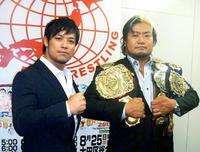 　８・２５大田区大会での３冠戦が決まった王者・諏訪魔（右）と潮崎豪