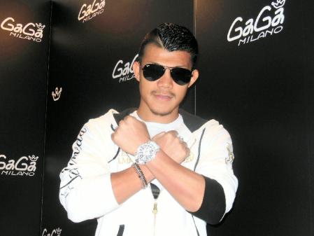 腕を交差させ、７度目の防衛の喜びを表現する亀田興毅＝東京都港区のガガミラノ表参道店