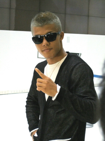 世界タイトル奪取へ自信満々の亀田和毅（成田空港）