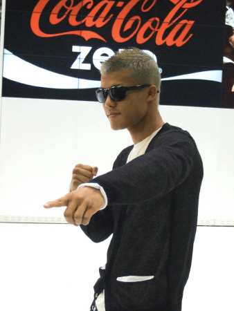 世界タイトル奪取へ意気込む亀田和毅（成田空港）