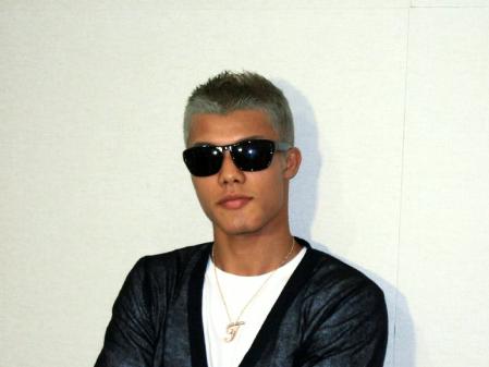 初の世界タイトル戦へ向けて意気込みを語る亀田和毅（成田空港）