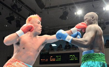 ６回、藤本（左）の左ストレートがオケロの顔面にヒット＝後楽園ホール（撮影・持木克友）