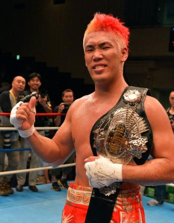 日本ヘビー級王者のベルトを肩にポーズを決める藤本京太郎＝後楽園ホール（撮影・持木克友）