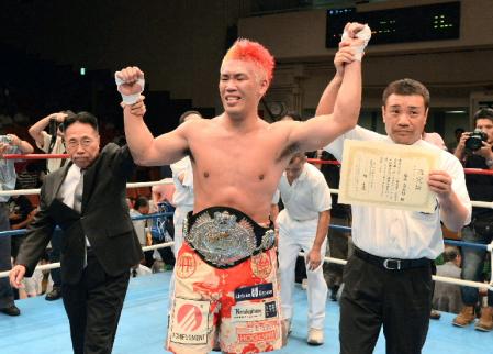 日本ヘビー級王のベルトを腰に巻き歓喜の藤本＝後楽園ホール（撮影・持木克友）
