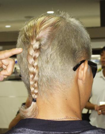 　世界戦へ向けて亀田３兄弟のイメージをカラーした髪型を披露する亀田和毅