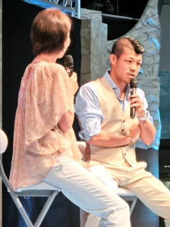 ボートレースファンを前に熱く語る亀田興毅（写真右）