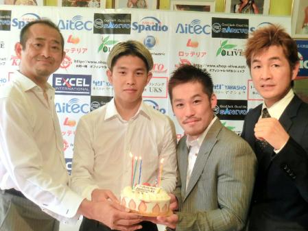 ２７日に４６歳の誕生日を迎える井岡一法会長（左）を祝うケーキを手に笑顔を見せる井岡一翔（左から２人目）と宮崎亮（同３人目）。右は井岡弘樹ジムの井岡弘樹会長。