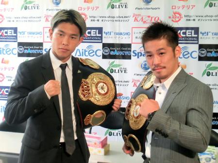 ポーズを取る井岡（左）と宮崎