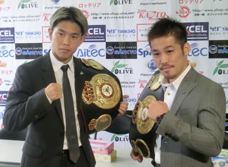 　次戦が決まり、ベルトを巻いてポーズを取る井岡一翔（左）と宮崎亮